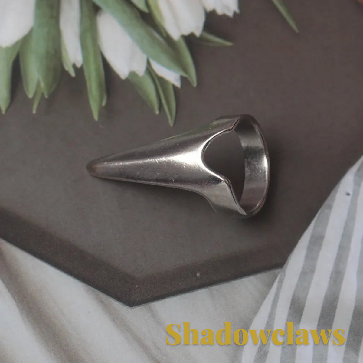 Gr8est Shadowclaws steampunk claw ring in silver-tone zinc alloy, featuring a sharp, dramatic pointed design.